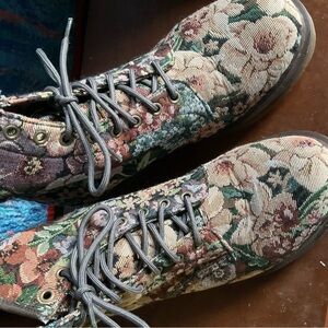 Dr. Martens Tapestry Multicolor Floral Ankle Boots like new women’s 11
